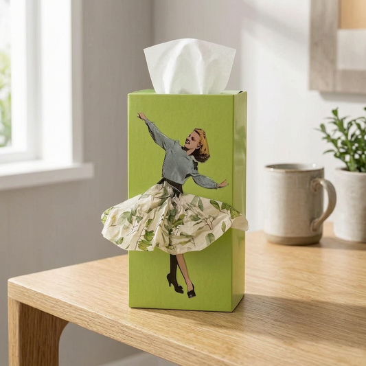 Soporte decorativo para caja de pañuelos sobre una mesa