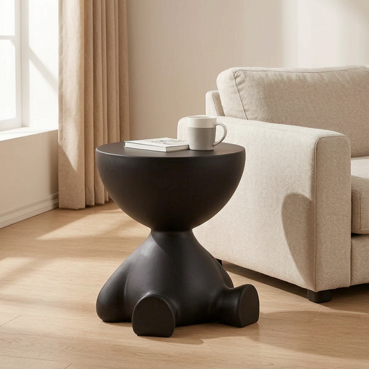 Mesa de café redonda estilo taburete junto a un sofá