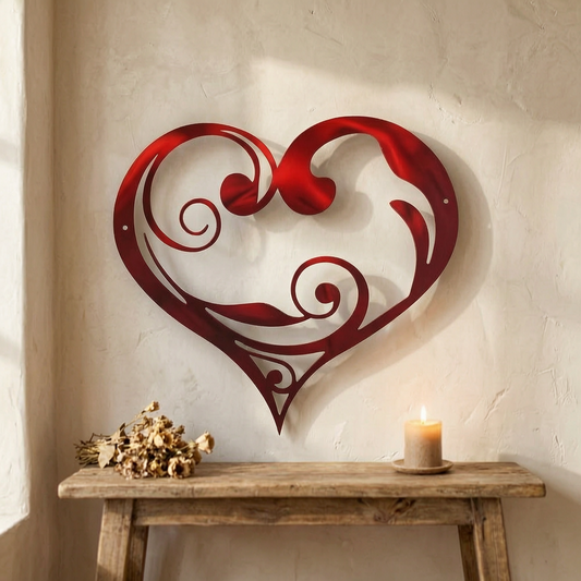 Corazón metálico floral vintage en la pared