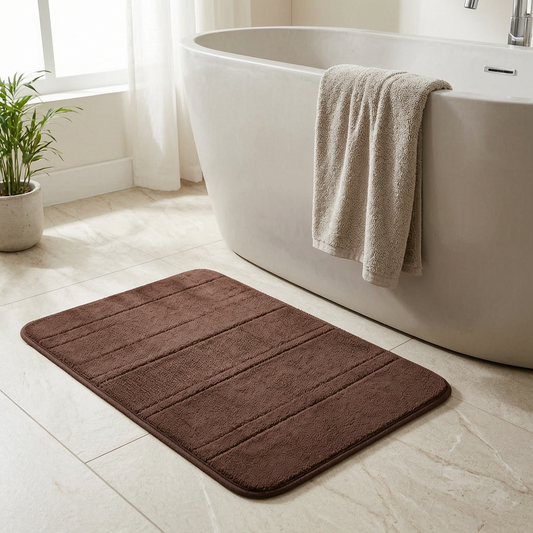 Alfombrilla de baño suave junto a la bañera
