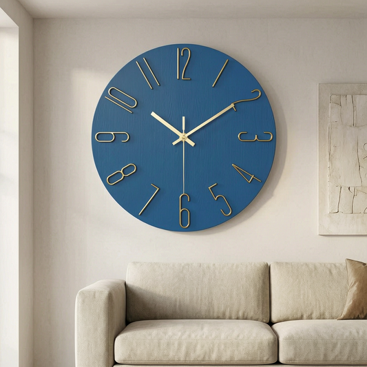 Reloj de pared dorado Noble sobre un sofá