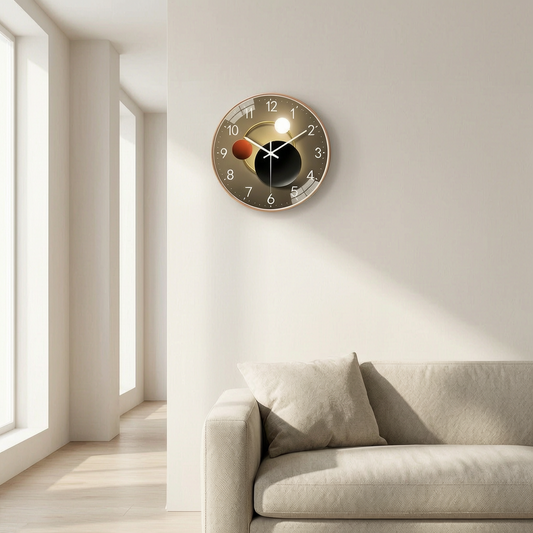 Reloj de pared decorativo moderno sobre un sofá