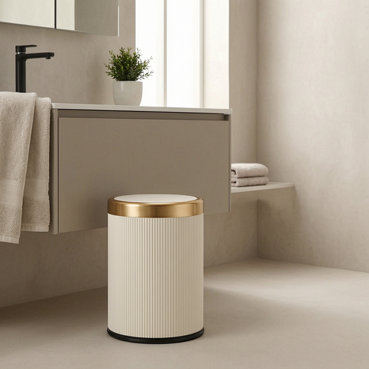 Papelera ovalada compacta junto al lavabo