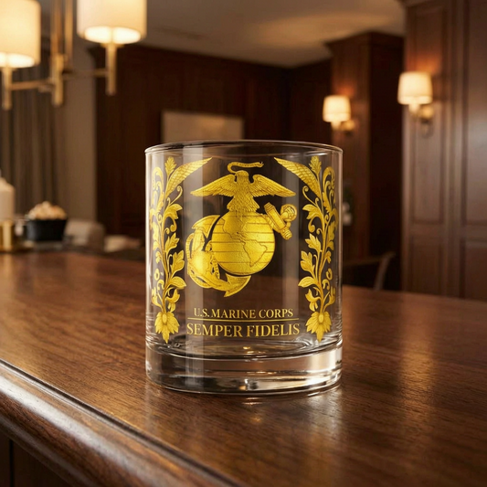 Vaso de whisky con relieve dorado en una barra de salón