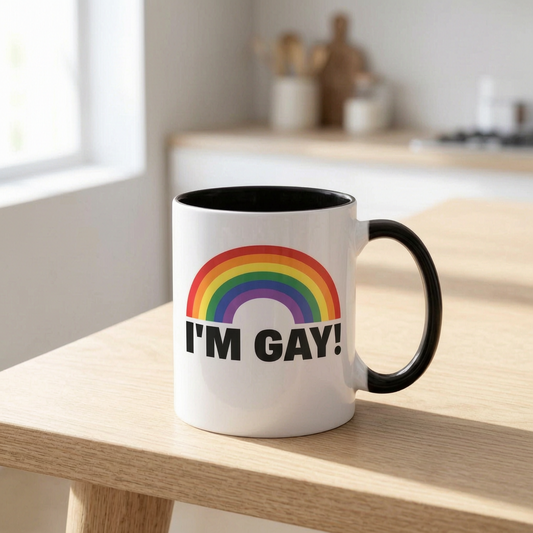 Taza que cambia de color con el calor en una mesa de desayuno