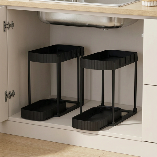 Organizadores bajo el fregadero en un armario de cocina ordenado