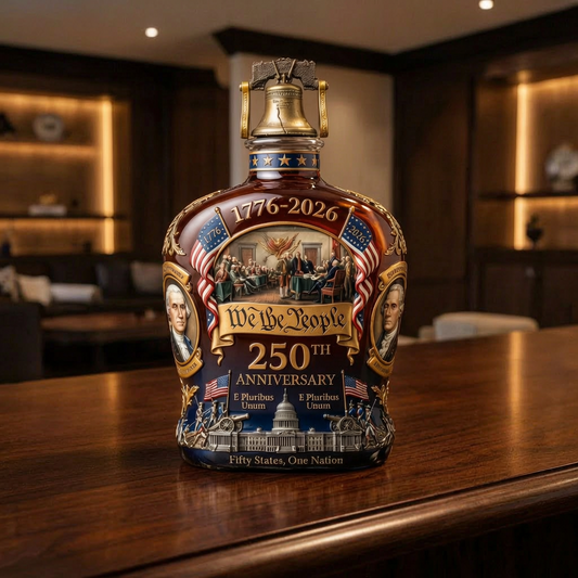 Decantador de whisky de cristal en una barra de salón