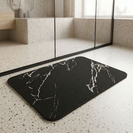 Alfombrilla de baño de diatomita en un baño luminoso
