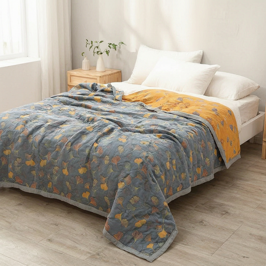 Manta reversible de hojas sobre una cama