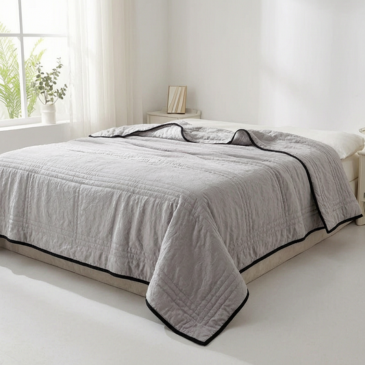 Manta refrescante de verano sobre una cama