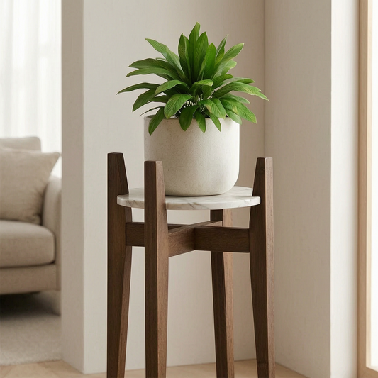 Soporte para plantas con tapa de mármol en un salón luminoso
