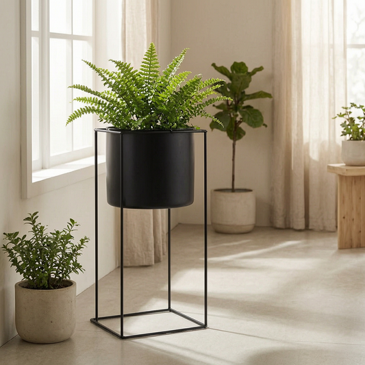 Soporte de metal para plantas en un salón luminoso