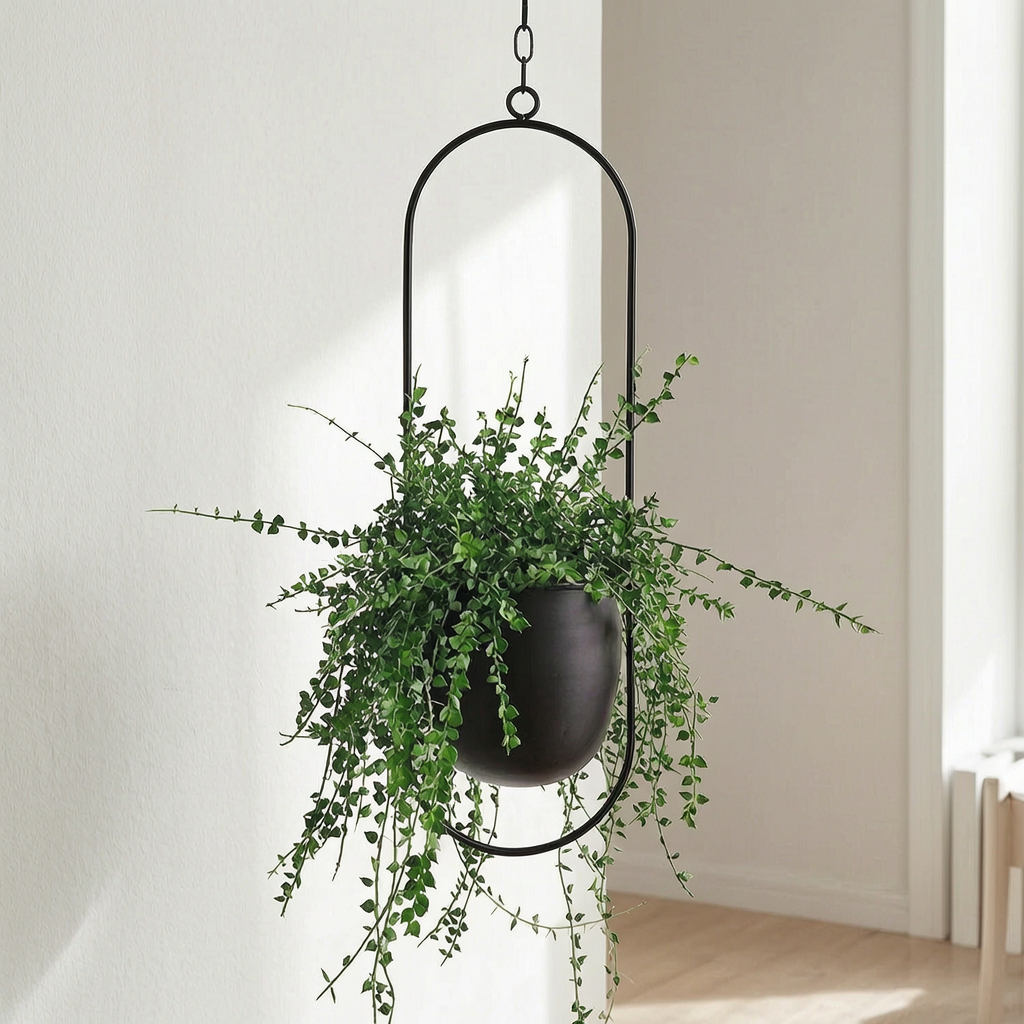 Macetero colgante de hierro con planta en un salón
