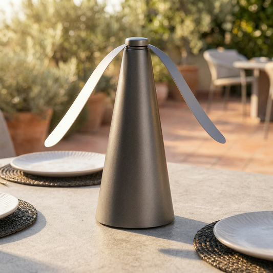 Ventilador repelente de insectos en una mesa de terraza