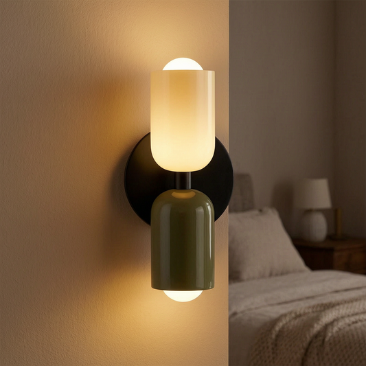 Lámpara de pared colorida encendida sobre la cabecera de un dormitorio