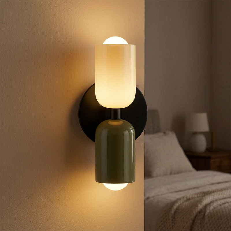Lámpara de pared colorida encendida sobre la cabecera de un dormitorio