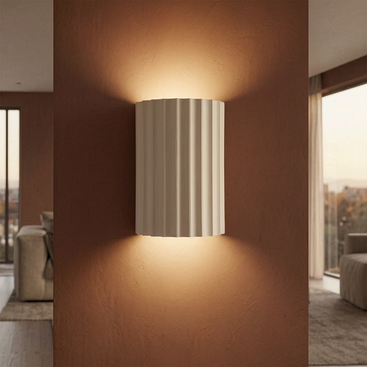 Lámpara de pared de resina nórdica encendida en un salón cálido y elegante