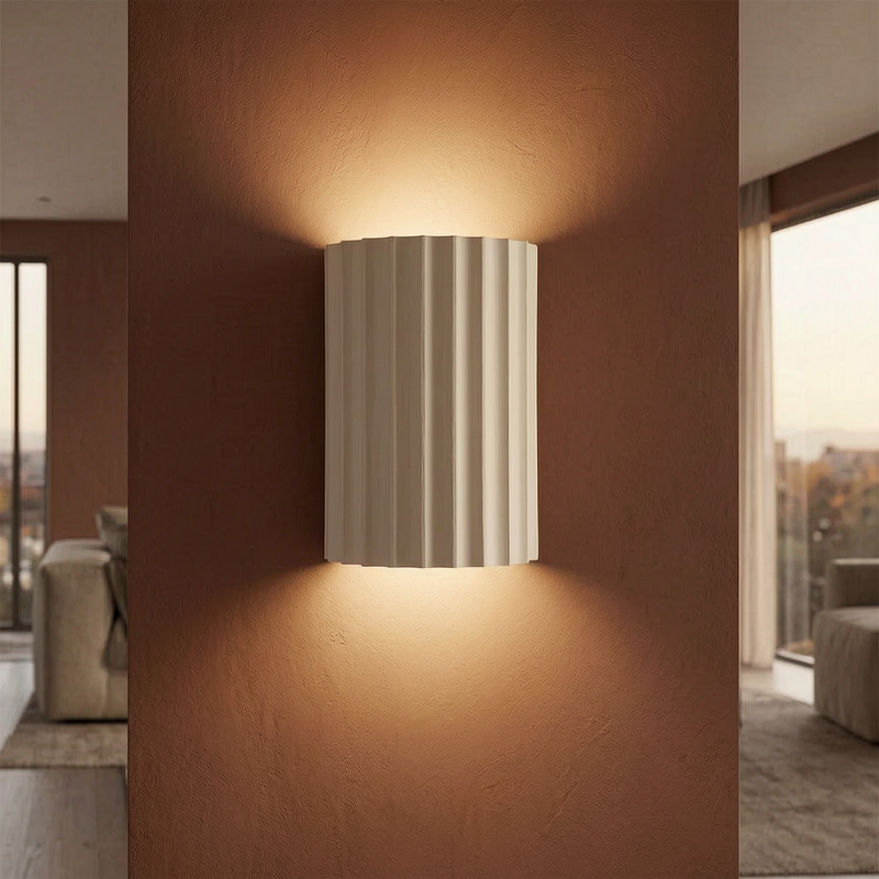 Lámpara de pared de resina nórdica encendida en un salón cálido y elegante