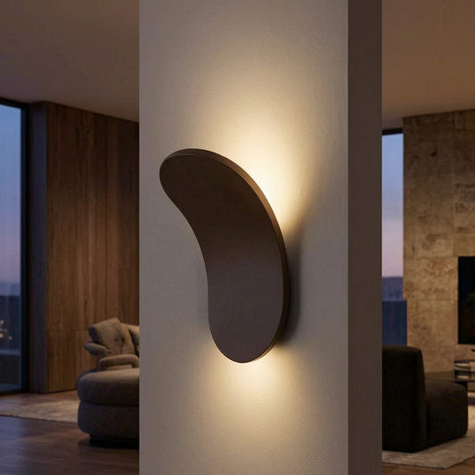 Lámpara de pared nórdica moderna encendida en un salón cálido y elegante