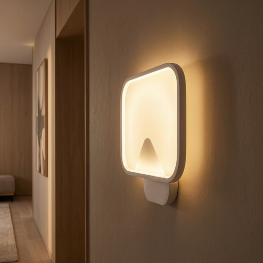 Lámpara de pared cuadrada LED encendida en un pasillo elegante