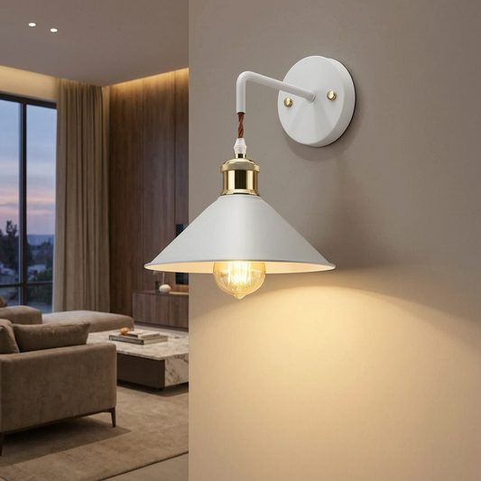 Aplique de pared de metal encendido en un salón cálido y elegante