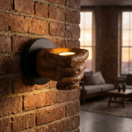 Lámpara de pared industrial con forma de mano encendida en un salón