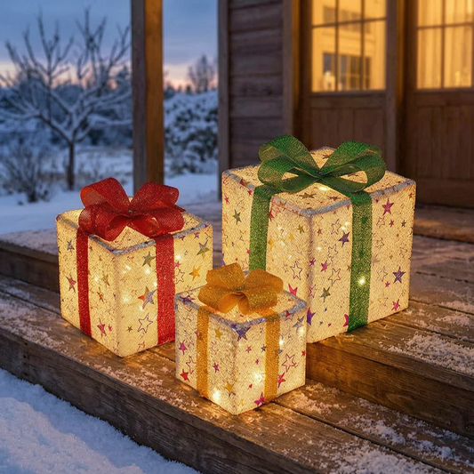 Cajas de regalo con luces navideñas encendidas en el porche