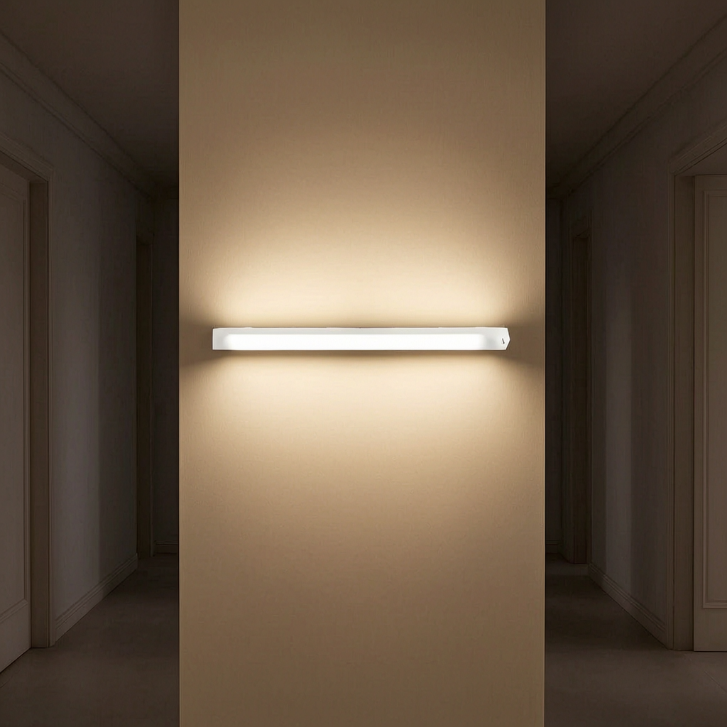 Luz nocturna de pared con sensor encendida en un pasillo