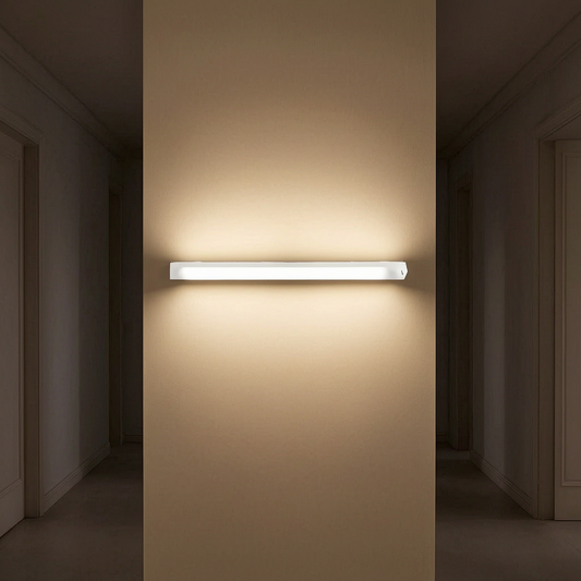 Luz nocturna de pared con sensor encendida en un pasillo