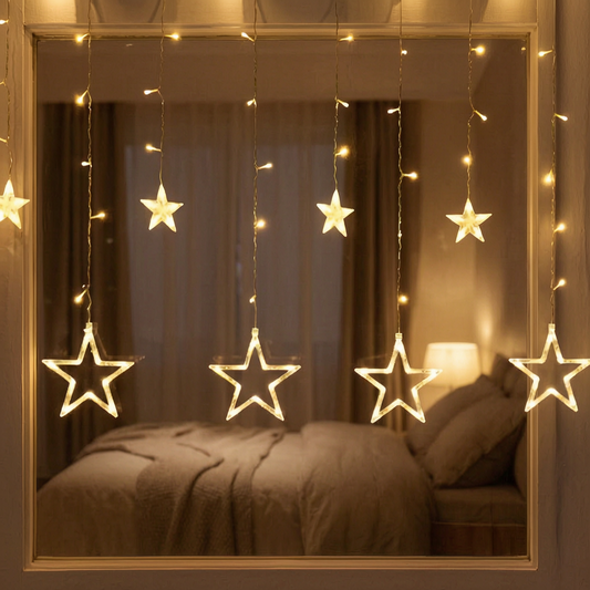 Cortina de luces con estrellas encendida en la ventana de un dormitorio