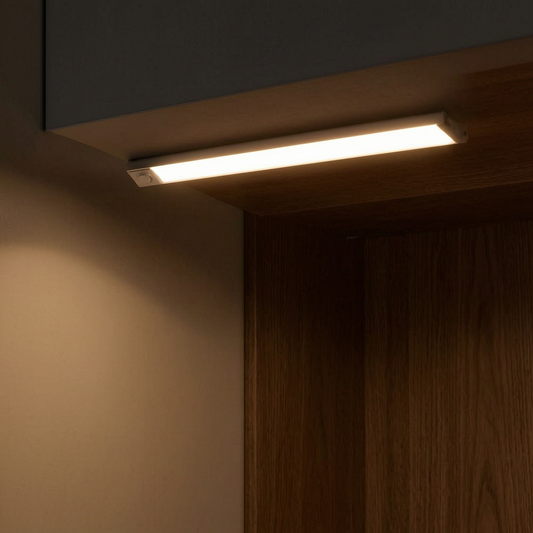Luz LED adhesiva con sensor encendida en casa de noche
