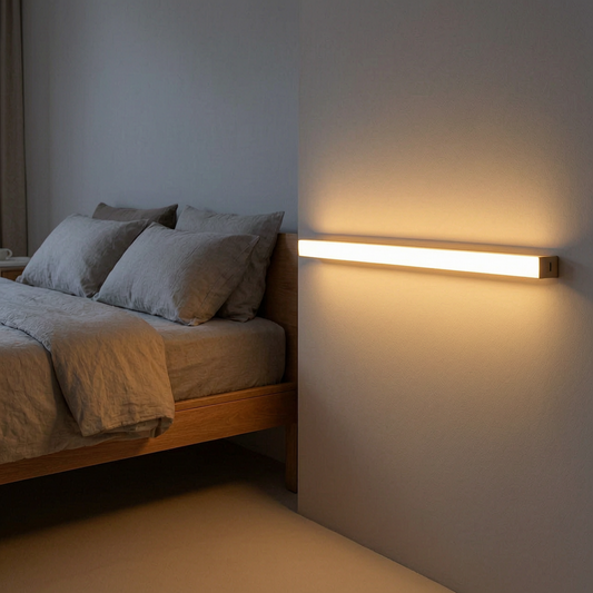 Lámpara de pared con marco de madera encendida junto a una cama