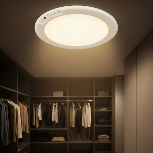 Plafón LED con sensor encendido en un vestidor