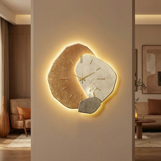 Reloj de pared LumoClock con luz en un salón elegante