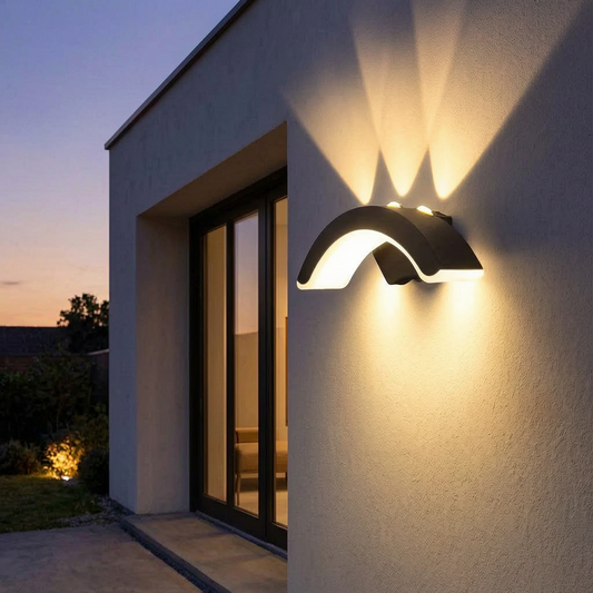 Farol de pared StormLite encendido en la entrada de una casa
