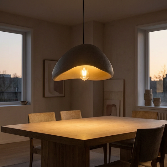 Lámpara de techo Zenith Glow encendida sobre una mesa de comedor