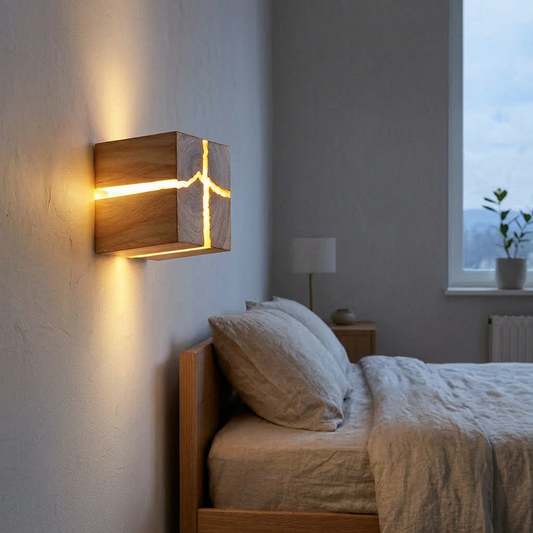 Luz de pared WoodAura encendida junto a una cama