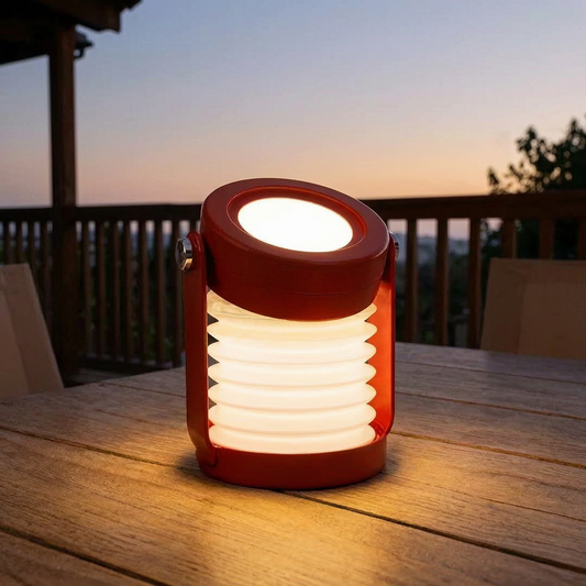 Farol portátil con mango de madera encendido en una terraza