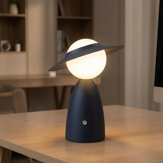 Lámpara TouchBright encendida sobre un escritorio