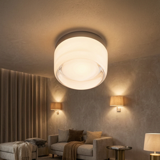 Lámpara de pared Solaria encendida en un salón elegante