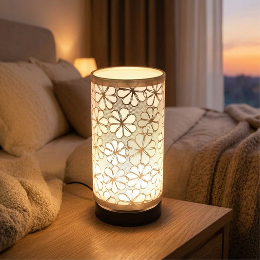 Lámpara floral USB encendida en una mesita de noche