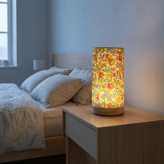 Lámpara de madera moderna encendida en una mesita de noche