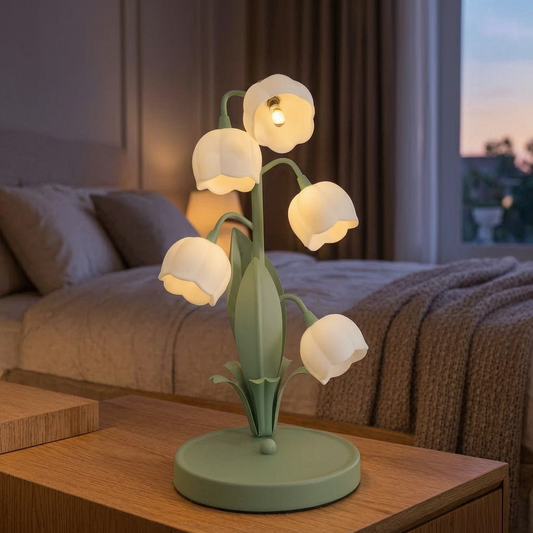 Lámpara Bell Orchid encendida en un dormitorio elegante