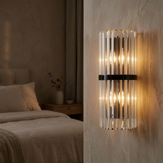 Lámpara de pared de cristal encendida en un dormitorio elegante
