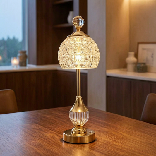 Lámpara Crystal Touch encendida sobre una mesa de comedor