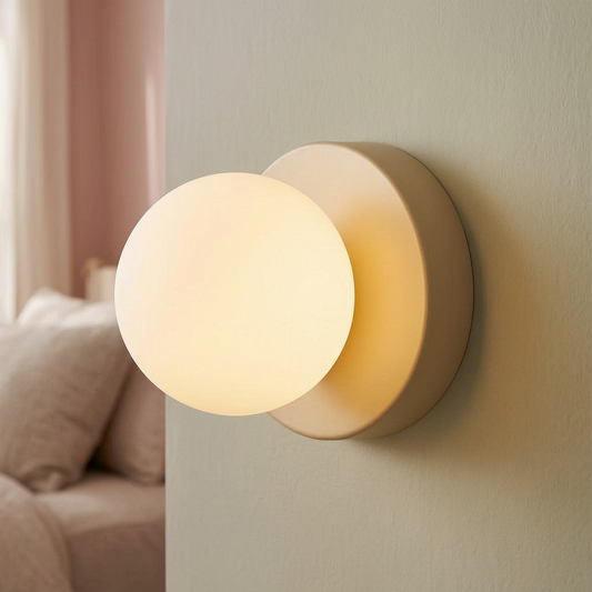 Lámpara de pared Macaron encendida en un dormitorio