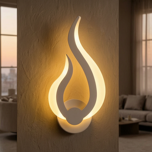 Lámpara de pared Modern Flame encendida en un salón elegante