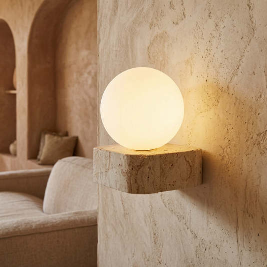 Lámpara de pared de travertino encendida en un salón mediterráneo
