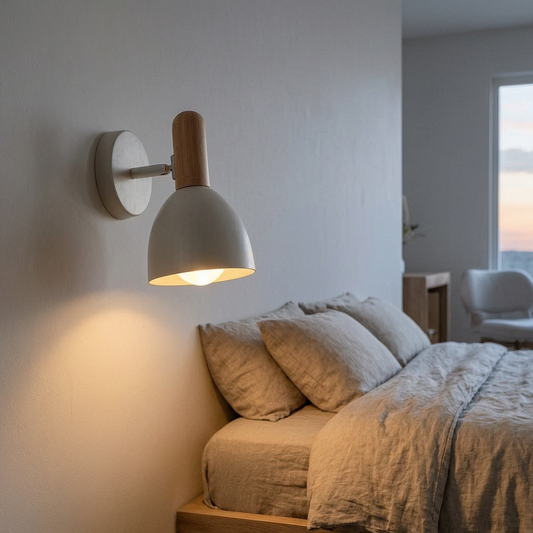 Lámpara de pared de madera nórdica encendida junto a una cama