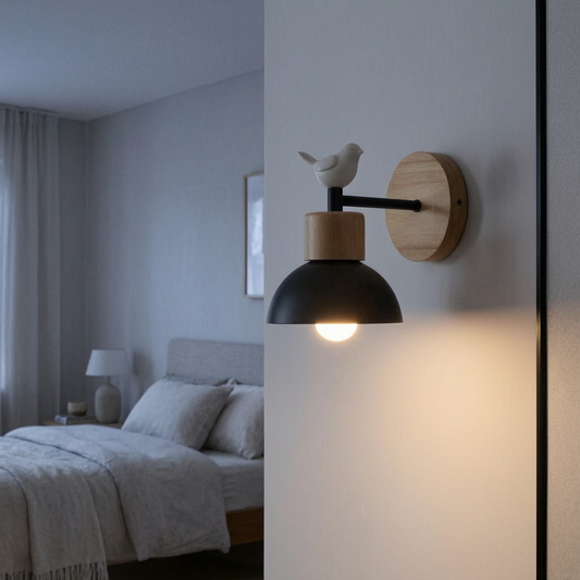 Lámpara de pared nórdica con pájaro encendida en un dormitorio